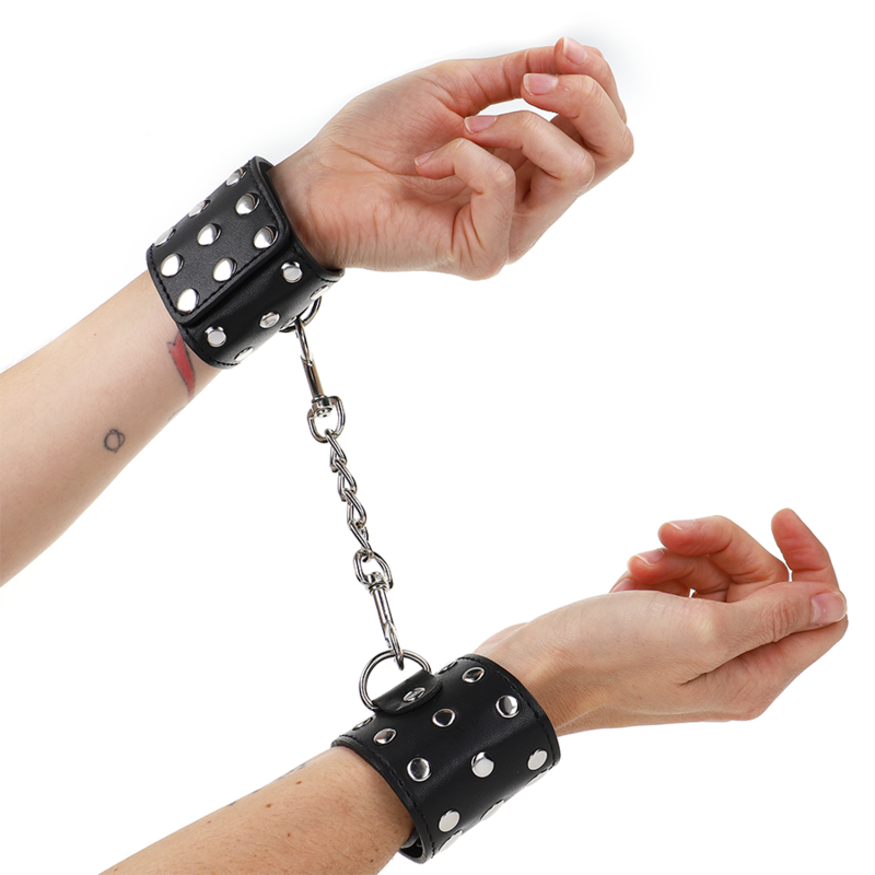 KINK - RESTRICCIONES DE MUÑECAS CON CIERRE A PRESIÓN LLENAS DE REMACHES NEGROS AJUSTABLES 19-24 CM X 5,5 CM