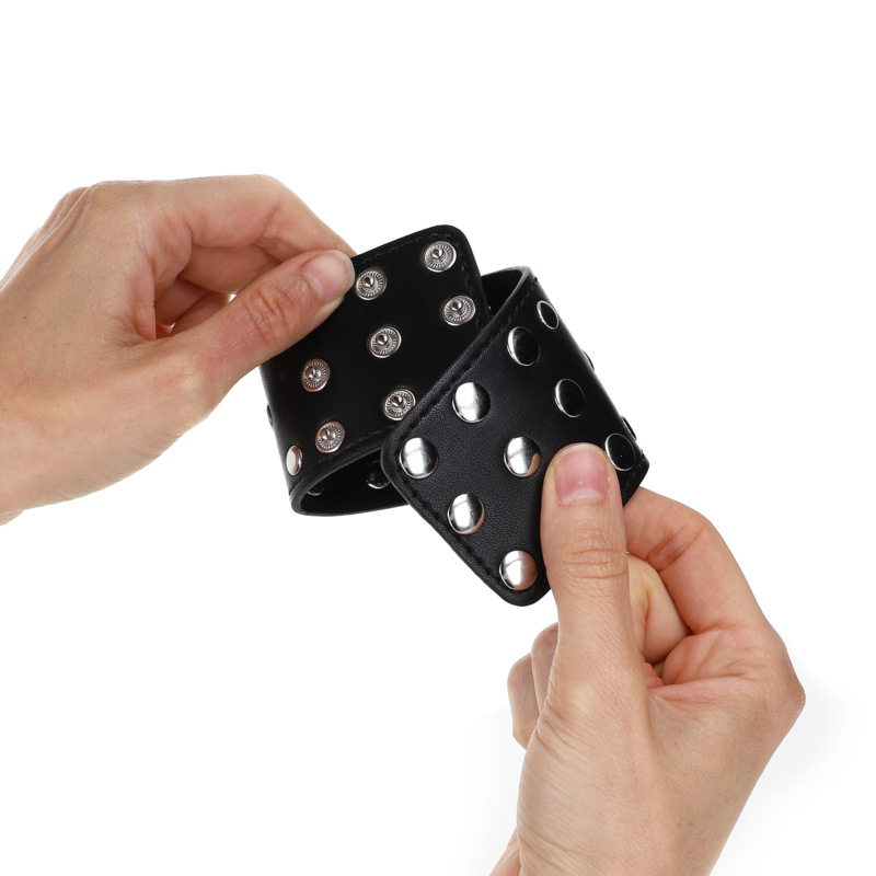 KINK - RESTRICCIONES DE MUÑECAS CON CIERRE A PRESIÓN LLENAS DE REMACHES NEGROS AJUSTABLES 19-24 CM X 5,5 CM