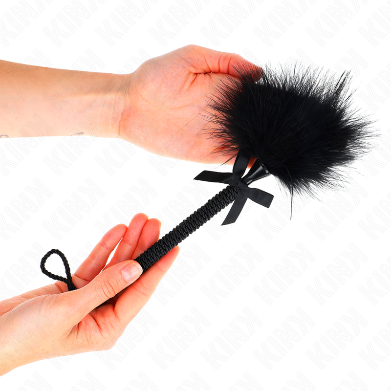 KINK - VARITA DE CUERDA DE NYLON CON PLUMAS QUE HACEN COSQUILLAS Y LAZO NEGRO 25 CM