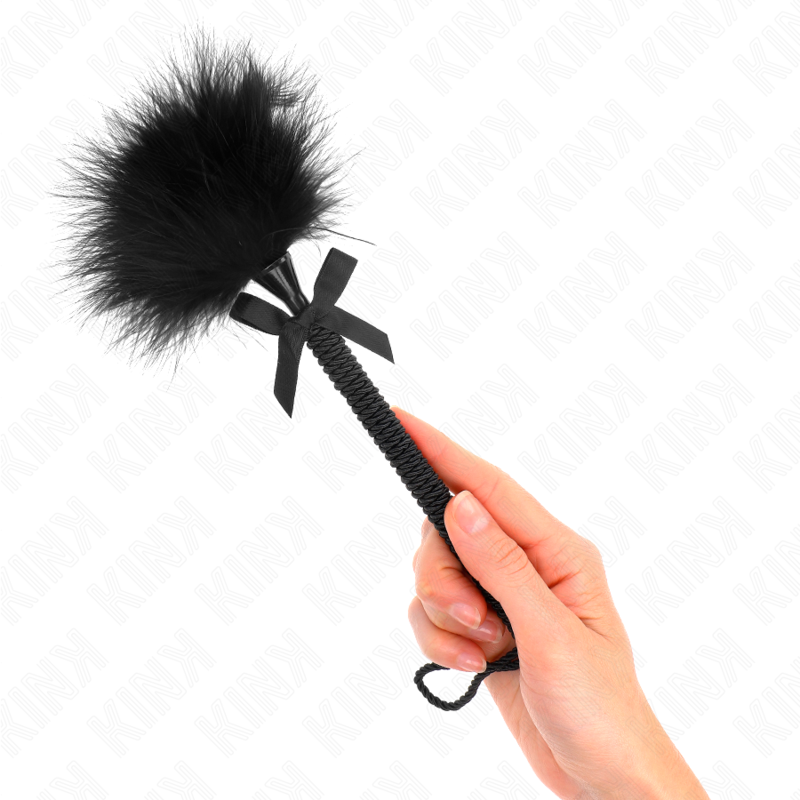 KINK - VARITA DE CUERDA DE NYLON CON PLUMAS QUE HACEN COSQUILLAS Y LAZO NEGRO 25 CM